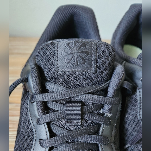 Nike shoes - Picture 8 of 9